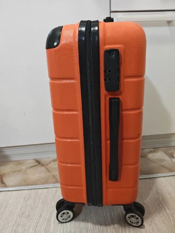 Чемодан S (22*54*34) в ручную кладь — Батуми — 30 ₾