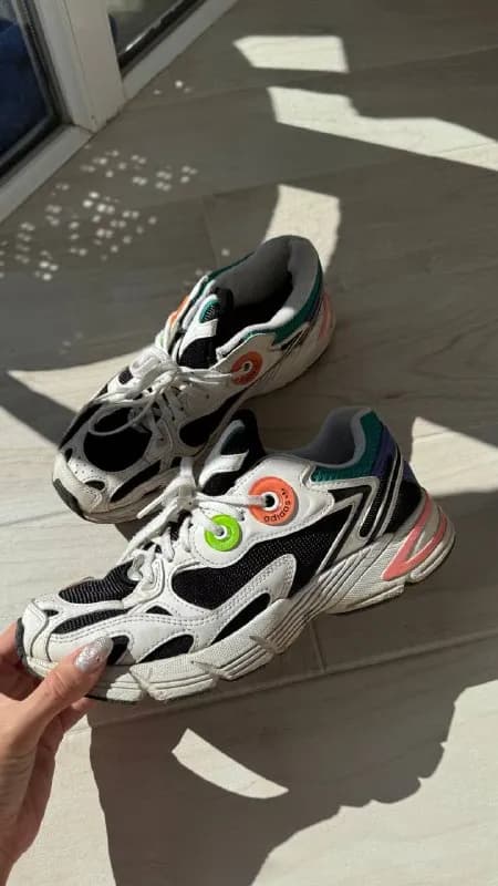 1. Кроссовки Адидас Adidas 37 поношенные — 30 лари — Батуми — 30 ₾