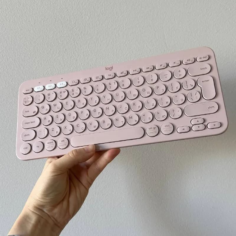 Logitech K380 нежно-розового цвета. Подключается по Bluetooth к трем устройствам, очень удобно быстр — Тбилиси — 100 ₾