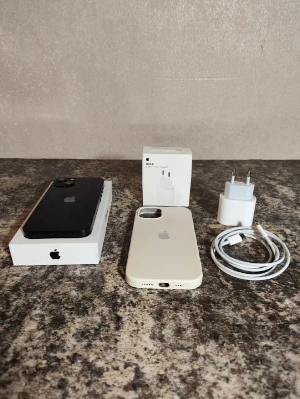 iPhone 13 на 128 гб, как новый, синий, офф гарантия до конца апреля. Полный комплект + ориг зарядка — Тбилиси — 1 350 ₾