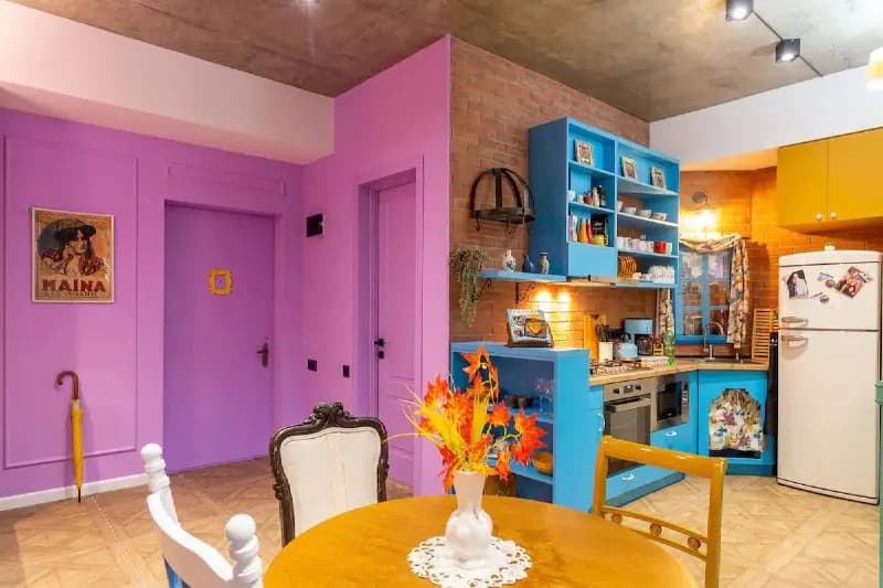 60$. Забронировать квартиру можно на Airbnb. Каждая деталь в интерьере напоминает сцены из знаменито — Тбилиси — 60 $