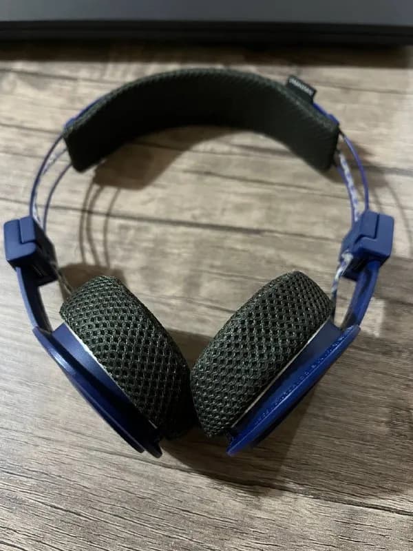 Urbanears Hellas. Есть ещё белые. Тбилиси, Технический университет. 20 лари — Тбилиси — 20 ₾