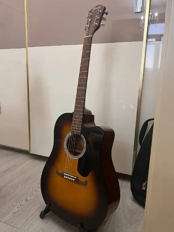 Fender fa-125ce, с крутым толстым фендеровским чехлом (он потрепан в паре мест, но я думаю его не за — Батуми — 185 ₾