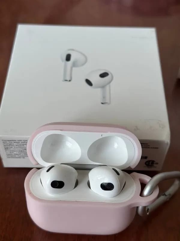 Apple AirPods 3 с зарядным чехлом MagSafe, оригинал, еще на гарантии магазина, цена 350 лари. — Тбилиси — 350 ₾