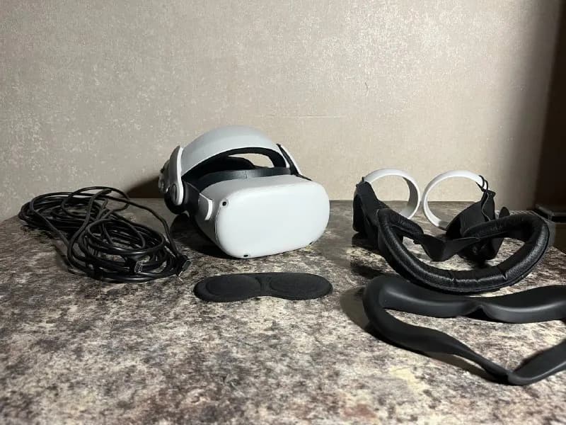 Oculus Quest 2 на 64 Гб, в хорошем состоянии. Царапин на линзах нет. — Тбилиси — 749 ₾