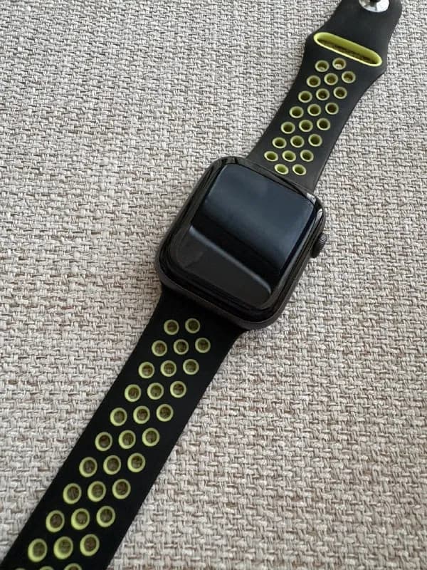 Apple Watch Series 4, 44 mm — Батуми — 200 ₾