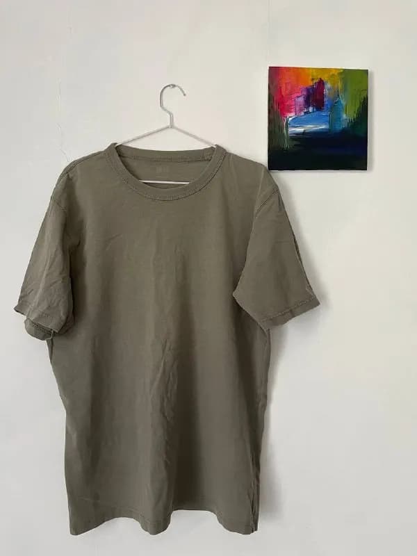 UNIQLO цвета хаки. Есть нюанс — следы от краски в верхней и нижней части изделия (фото 3,4) — Тбилиси — 10 ₾