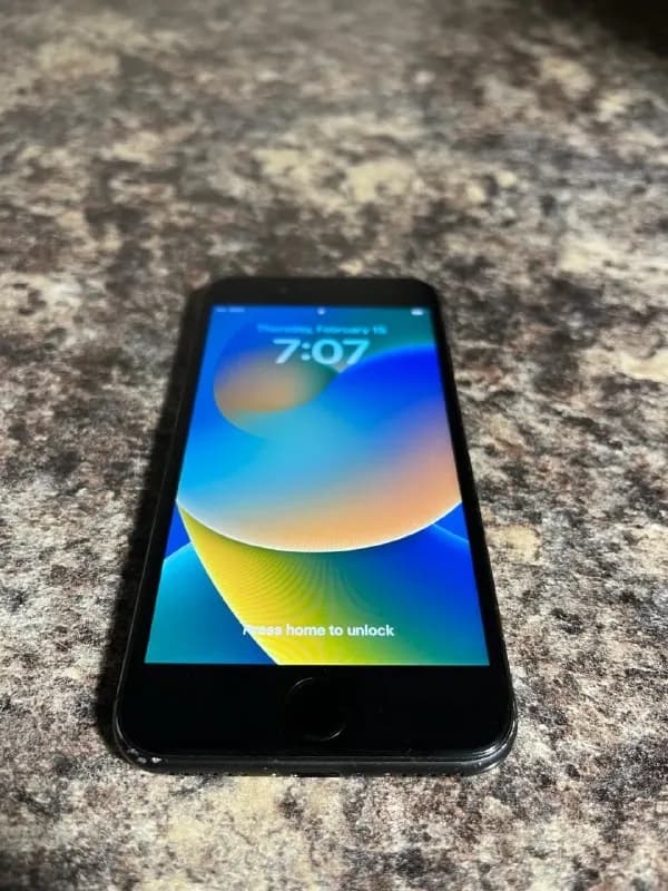 iphone 8, 64gb, битое стекло сзади, в остальном полностью рабочий. в комплекте только кабель. 150 ла — Тбилиси — 150 ₾