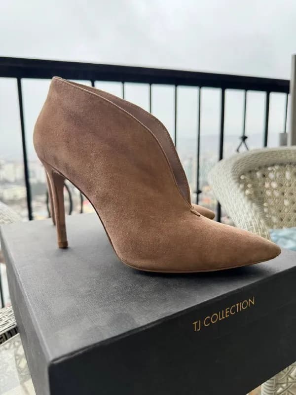 TJ Collection. Надевала всего два раза. Идеальное состояние, набойки, видно на фото, как новые. 100 — Тбилиси — 100 ₾
