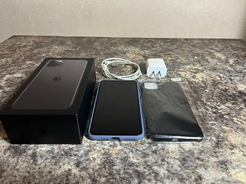 iPhone 11 Pro Max 512 гб, хорошее состояние. Заднее стекло разбито, однако кейс это полностью скрыва — Тбилиси — 799 ₾
