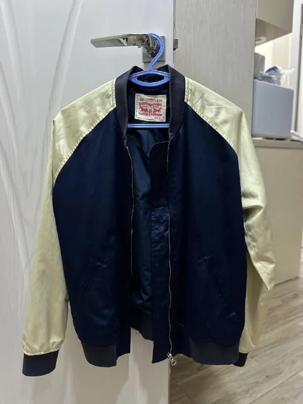 Бомбер Levi's — Батуми — 35 ₾