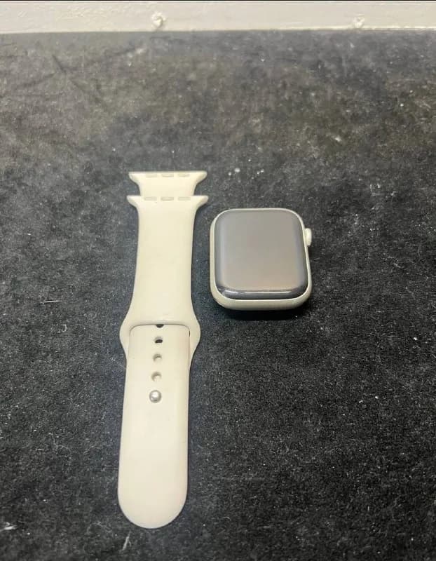 Apple Watch 9 Series, в хорошем состоянии без каких-либо проблем, оригинальный ремешок комплекте, на — Батуми — 450 ₾