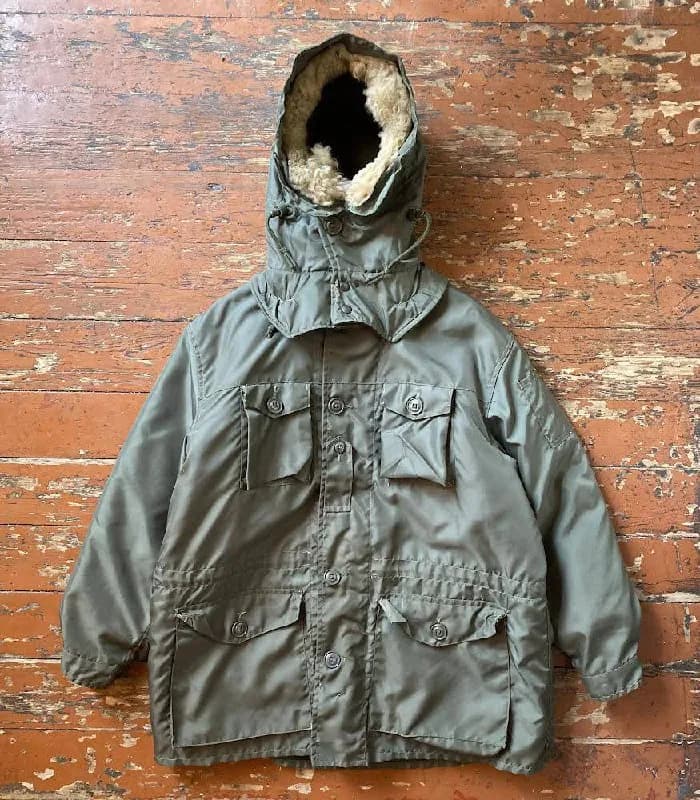 1974 года выпуска в размере XL, произведенный подрядчиком Peerless Garments Ltd, являющимся ключевым — Тбилиси — 450 ₾