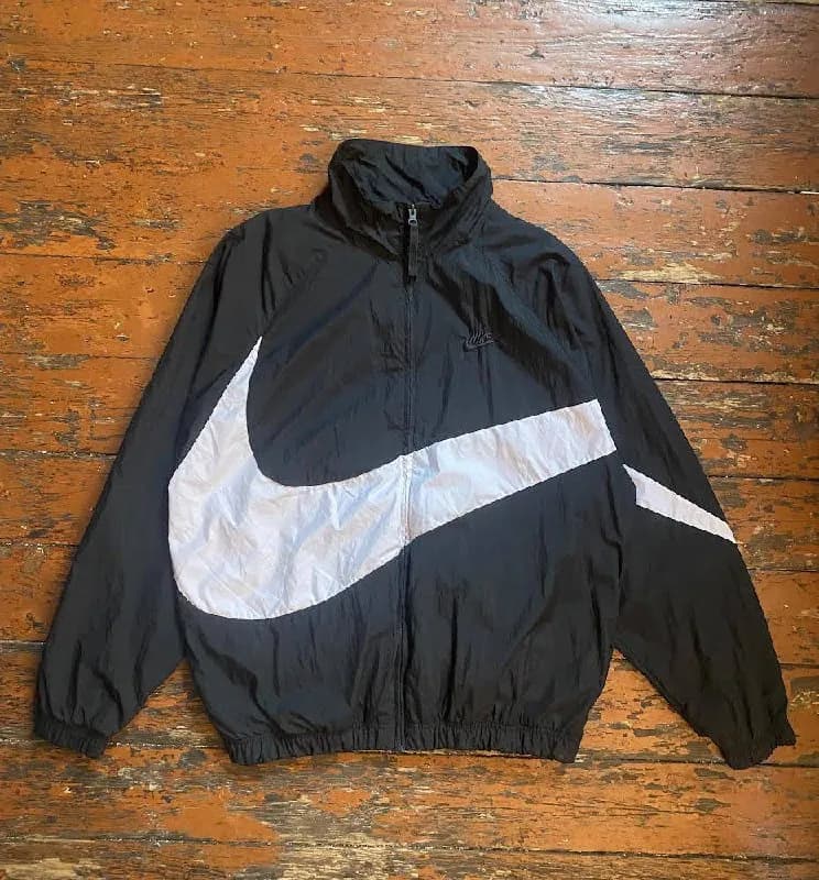 Nike Sportswear с массивным логотипом Swoosh охватывающем грудь, руку и спину, что создает объемный — Тбилиси — 160 ₾