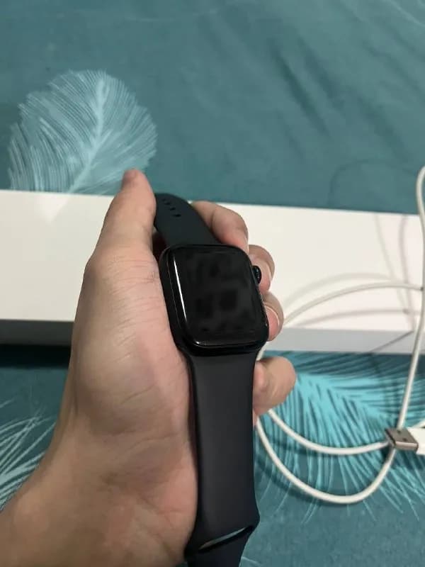 Apple Watch Series 7 41mm. В отличном состоянии, на экране незначительные следы использования. В ком — Батуми — 450 ₾