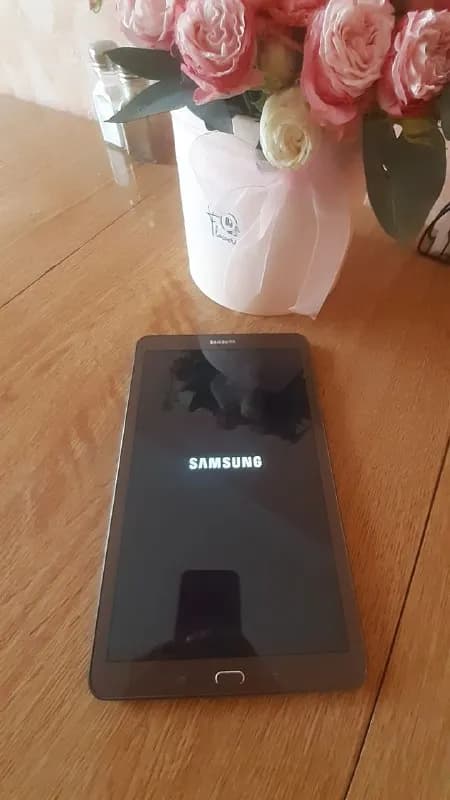 Samsung Galaxy Tab E, SM-T561 требует ремонта, все вопросы в личку, цена 50 лари — Тбилиси — 50 ₾