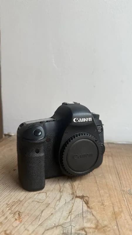 canon eos 6d, с хорошим пробегом, но прослужит ещё много лет, есть следы потертостей на дне корпуса, — Тбилиси — 950 ₾