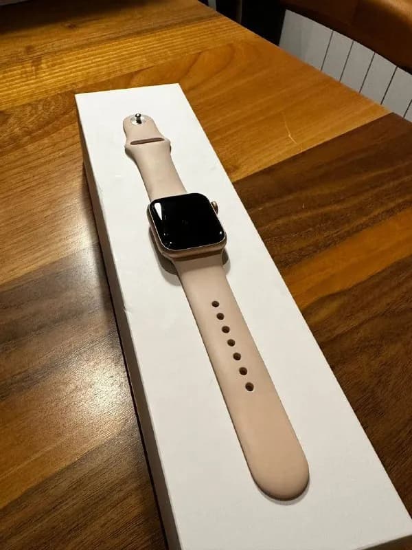Apple Watch 5 Series, 40 mm pink gold. Часы в хорошем состоянии. Все работает, идут в оригинальной уп — Тбилиси — 350 ₾