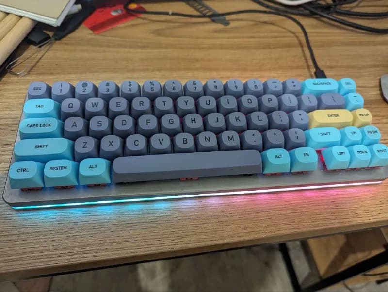 drop alt v1, 65% layout, hot swappable, свичи стоят линейные ktt grapefruit, кейкапы MA Blue cat, ув — Тбилиси — 350 ₾