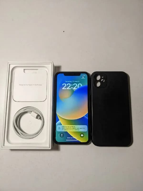 iPhone 11 64 gb, состояние идеальное, кроме маленькой точки на кнопке включения. Полный комплект бок — Тбилиси — 550 ₾