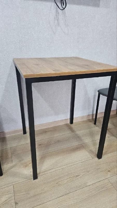 Стол 60×60 см, высота 75 см — Тбилиси — 70 ₾