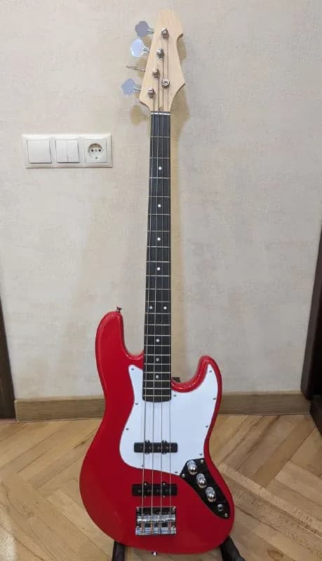 Aiersi STB-202B Jazz Bass. Есть небольшие сколы, но на звук не влияют (по одному на деке и на грифе) — Тбилиси — 250 ₾