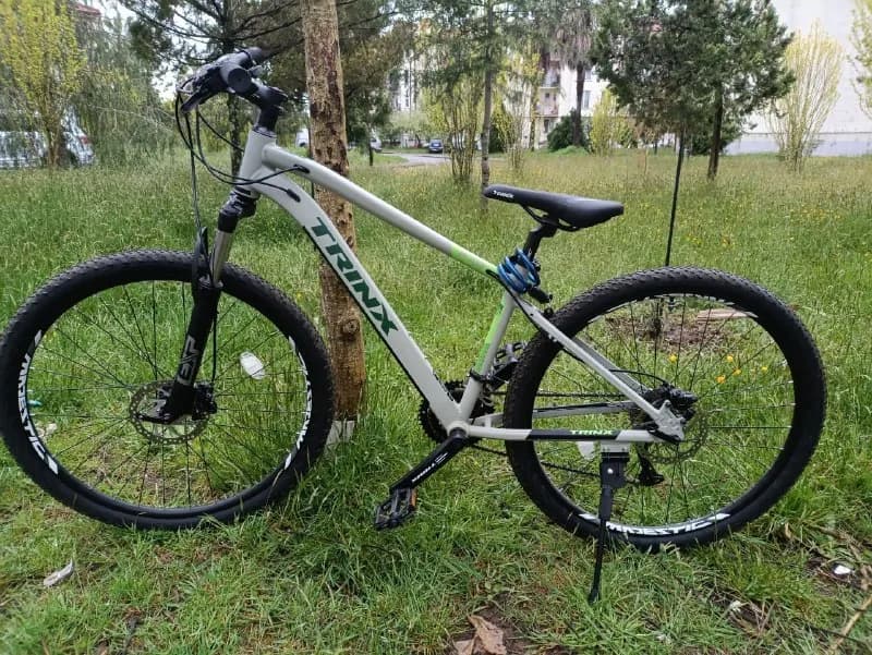 Trinx M700. Подойдёт как для города, так и для лёгкого бездорожья, прогулок по горам и набережной. В