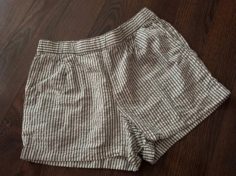 1) шорты Uniqlo L 2) платье topshop S 3) платье на пуговицах S 4)книга с окошками «про это» для дете — Тбилиси — 10 ₾
