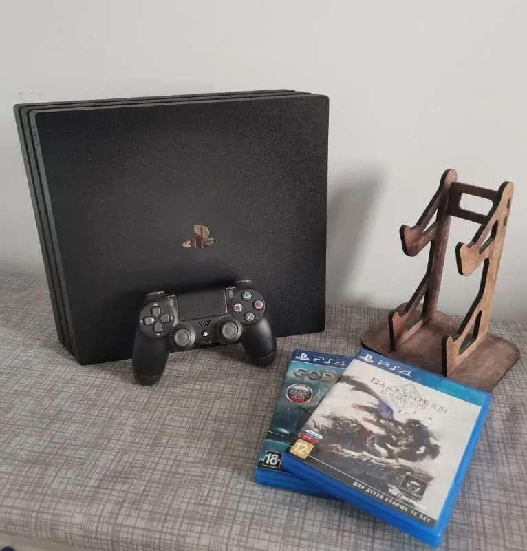 PlayStation 4 Pro 1TB (PS4) — в отличном состоянии. Не вскрывалась, работает тихо и без нареканий. — Батуми — 650 ₾