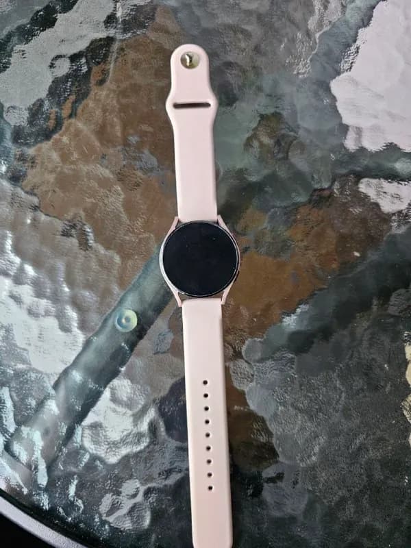 samsung galaxy watch 4 40 mm в хорошем состоянии есть немного царапины на экране на работу не влияет, — Батуми — 100 ₾