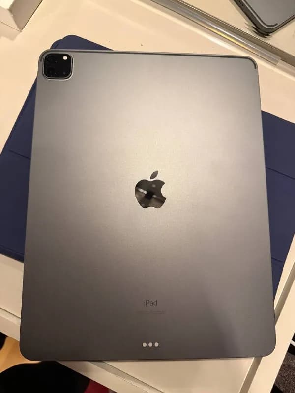 iPad Pro 12,9, (5 поколение) батарея 100%, совсем не пользовались, без единой царапины. В комплект — Тбилиси — 1 850 ₾