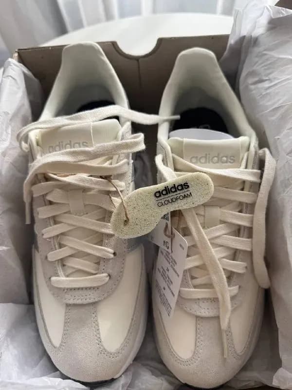 adidas, новые, 40 размер (подойдут на 39.5). 50 евро или 160 лари. — Батуми — 160 ₾