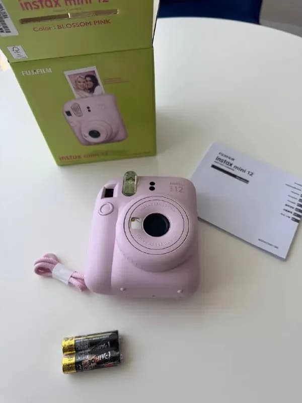 instax mini 12 для мгновенных фотографий, в комплекте батарейки и ремешок. Цена: 300 лари — Батуми — 300 ₾