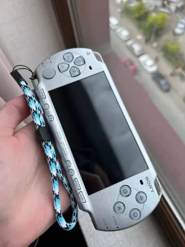 PSP 2000 Ice Silver (Japan Edition) + Полный комплект — Батуми — 350 ₾