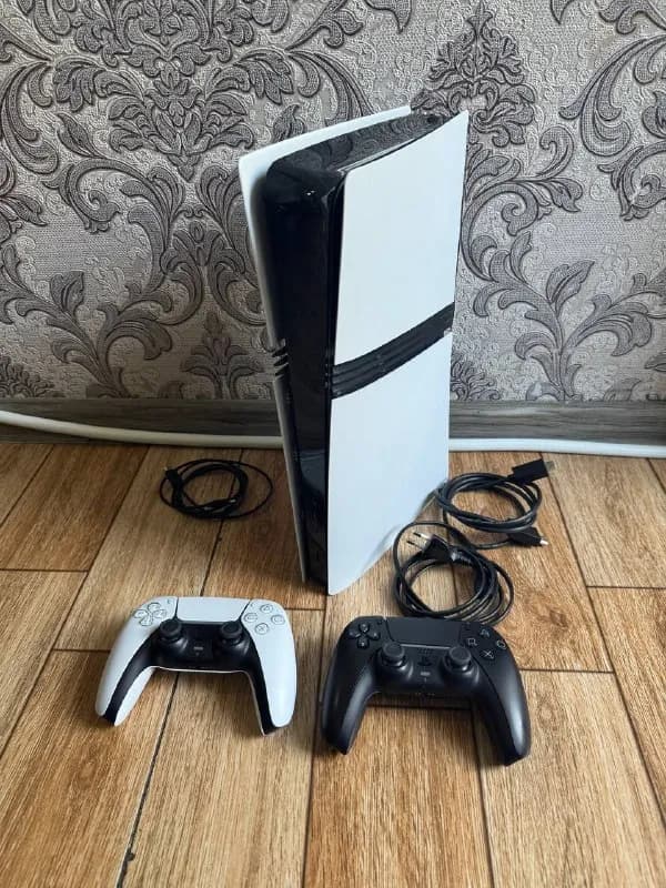 Playstation 5 Pro в идеальном состоянии. Покупали в германии месяц назад. В комплекте 2 джойстика. К — Тбилиси — 2 200 ₾
