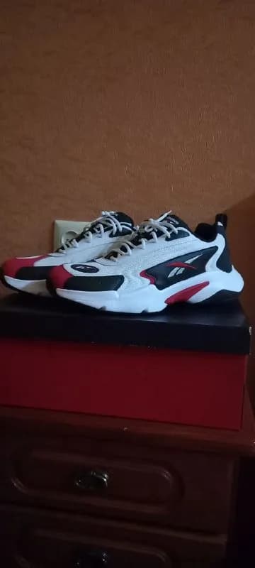 100% оригинальные кроссовки Reebok Vector Runner. Сохранилась родная коробка со всеми заводскими бир — Тбилиси — 200 ₾