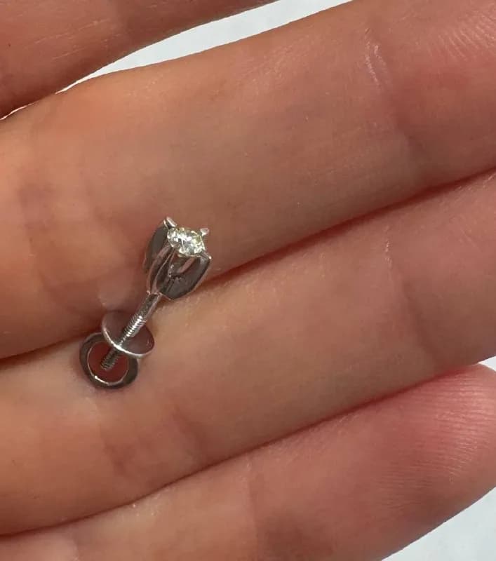 Сережка с бриллиантом 0,3 карат — Батуми — 150 ₾
