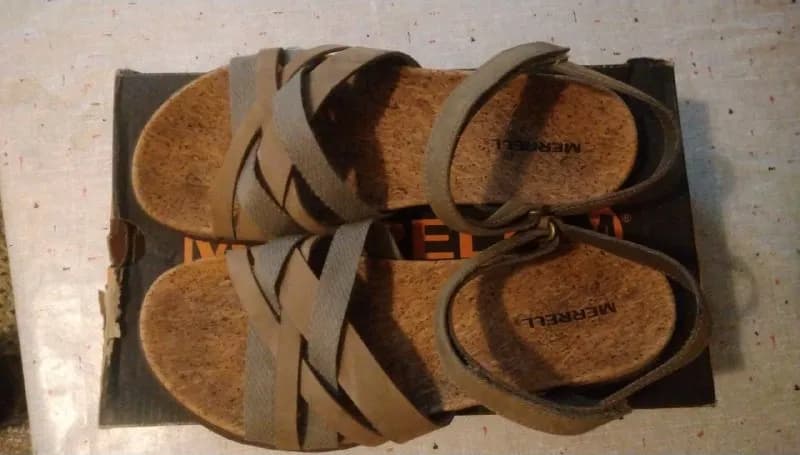 merrell, удобная подошва из натуральной пробки. Размер 39, у меня 41, мне натирают. 25 лари. — Батуми — 25 ₾